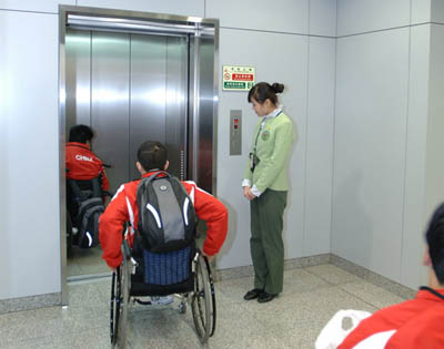 首都机场全力保障残疾人运动员顺利进港图-2
