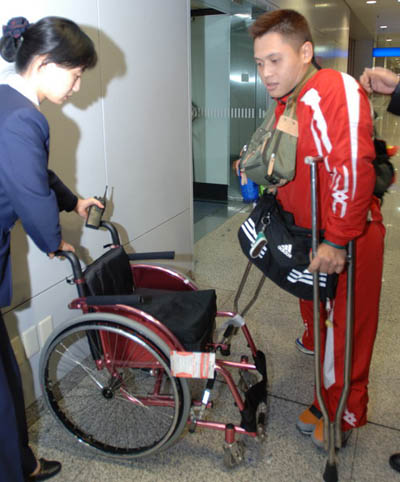 首都机场全力保障残疾人运动员顺利进港图-3