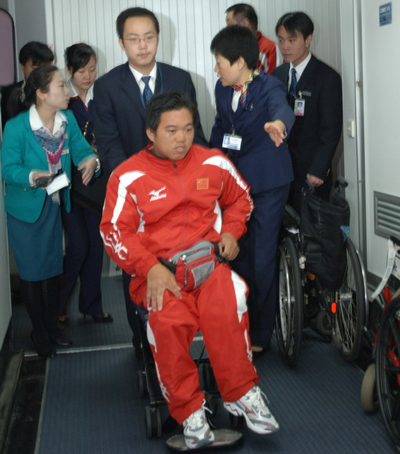 首都机场全力保障残疾人运动员顺利进港图-4