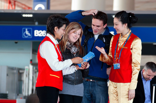 员工志愿者作为首都机场“红马甲”品牌的延伸，以统一的形象笑迎中外旅客，获得了旅客一致好评。