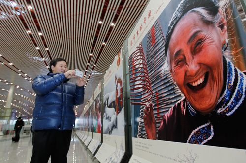 “文化国门”春节主题图片展扮靓首都机场