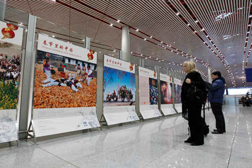 “文化国门”春节主题图片展扮靓首都机场