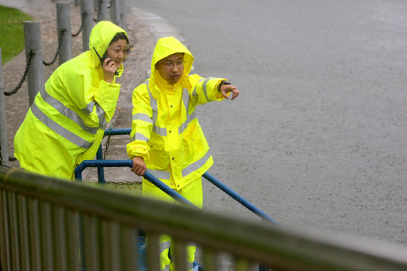 首都机场员工在暴雨中检查公共区域雨水篦排水情况